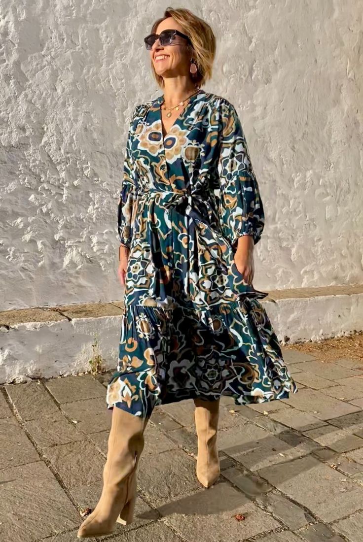 Mujer de 50 años con vestido camisero de otoño estampado, en tonos azules y tierras. Tejido fluido. Cinturón en la misma tela.